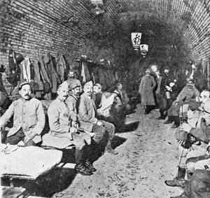 Slaapvertrekken in Fort Douaumont, c.1916 door French Photographer