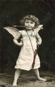 Kleine jongen, verkleed als Cupido, met een pijl in zijn mond door French Photographer