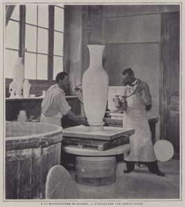Spuitemaille van een vaas in de Sevres porseleinfabriek, Frankrijk door French Photographer