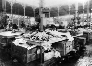 De Vismarkt bij Les Halles, Parijs, eind 19e eeuw door French Photographer