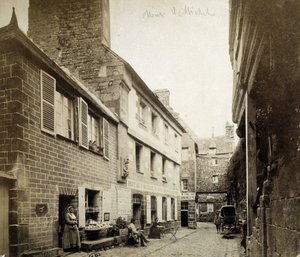 Het hotel en de Poulard Inn bij de ingang van Mont-Saint-Michel, eind 19e eeuw door French Photographer