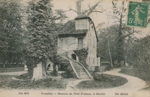 De molen bij Hameau de la reine, een rustiek toevluchtsoord gebouwd voor Marie Antoinette in het park van het Kasteel van Versailles nabij de Petit Trianon