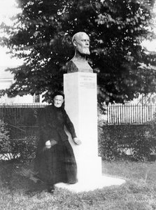 De moeder van Charles Péguy bij zijn monument door French Photographer