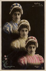 Drie identieke vrouwelijke hoofden door French Photographer