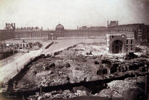 Transformaties van Parijs onder het Tweede Keizerrijk, Haussmann-werken: zicht op de Place du Carrousel tijdens de sloop van de voormalige koninklijke stallen in Parijs. Dit project was onderdeel van de transformaties ondernomen tijdens het Tweede Keizerri