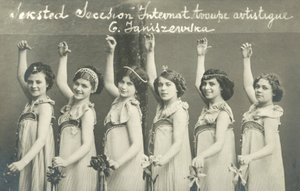 Groep jonge vrouwelijke dansers, glimlachend door French Photographer