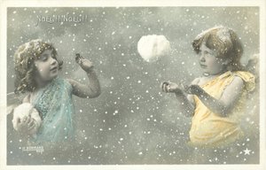 Twee meisjesengelen gooien sneeuwballen naar elkaar door French Photographer