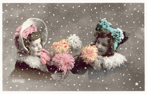 Twee meisjes met bloemen, in de sneeuw