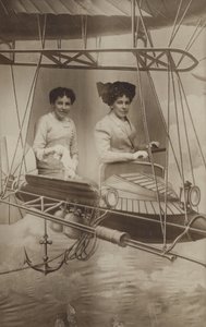 Twee vrouwen vliegen in een vliegtuig