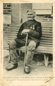 Victor Baillot, de laatste overlevende van de Slag bij Waterloo, gefotografeerd in Carisey op 22 april?