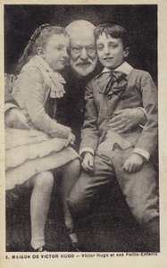 Victor Hugo (1802-1885), Franse dichter, romanschrijver en toneelschrijver, met zijn kleinkinderen door French Photographer