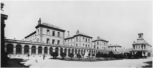 Zicht op Hôpital Lariboisière, Parijs, voor 1880 door French Photographer