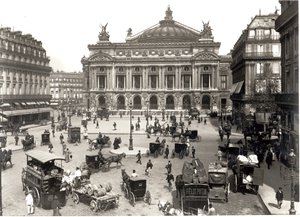 Uitzicht op het Parijse operahuis, 1890-99 door French Photographer