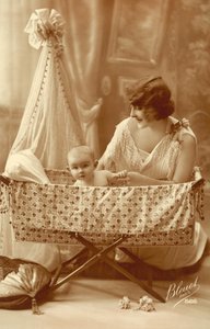 Vrouw met een baby in een wieg door French Photographer