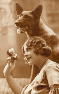 Vrouw met haar hond door French Photographer