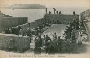 Vrouwen wassen wasgoed in de haven van Louen door French Photographer