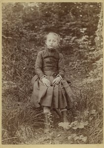 Jong meisje op het platteland, Frankrijk, c. 1890 door French Photographer