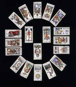 Een Franse steengoed tegelpaneel, versierd met een dek Marseilles Tarot kaarten, 20e eeuw door French School