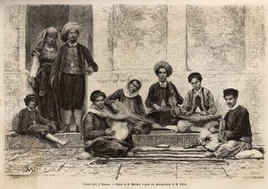 Een Joods orkest in Tlemcen, bestaande uit 5 instrumenten: de rbab met 2 snaren; de kouistra, een soort luit; de kamendja, of viool; de centihr, een soort plat trapeziumvormige kist en de derboucha, een soort tamboerijn van aarde. door French School