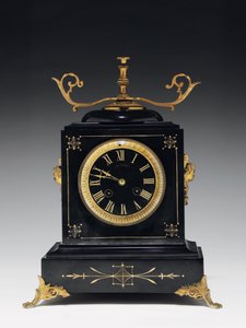 Een schoorsteenklok van zwart compositiesteen, met ingegraveerde decoratie, met poten, knoppen en beslag in verguld messing, door Jausions van Pau, Frankrijk, ca. 1876-78 door French School
