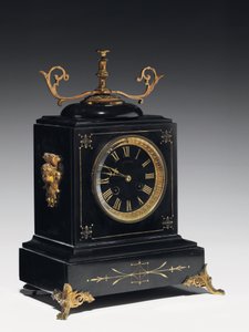 Een schoorsteenklok van zwart compositiesteen, met gegraveerde decoratie, met poten, knoppen en fittingen in verguld messing, door Jausions van Pau, Frankrijk, ca. 1876-78 door French School