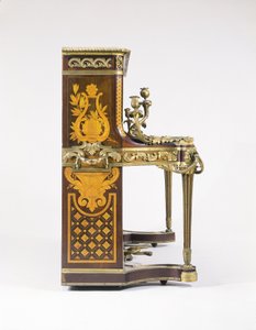 Een Marqueterie en Parqueterie-Ingelegde Staande Piano