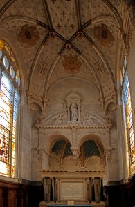 Een uitzicht op de kapel in het Kasteel van Chantilly door French School