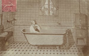 Een vrouw in bad in een badkamer