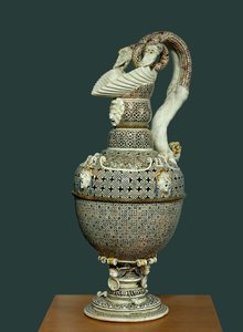 Aiguiere in fijne faience gemaakt in Saint Porchaire