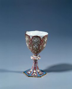 Kunst Frankrijk: Beker op beweegbare standaard gesneden als een displaystandaard. Hard porselein