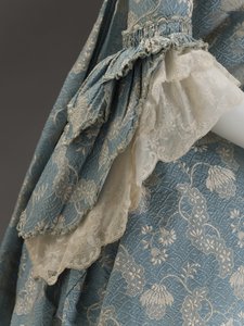 Blauwe jurk, ca. 1760 (zijde brokaat) door French School