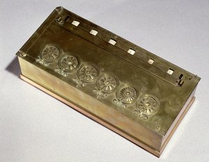 Rekenmachine uitgevonden door Blaise Pascal (1623-62) in 1642