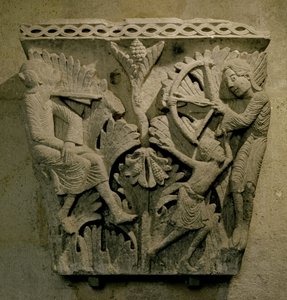 Kapiteel met een man die een pijl in de nek van een ander schiet, c.1125-30 (kalksteen)
