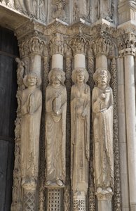Kathedraal van Chartres, detail van het vuur rechts van de centrale baai van de koninklijke poort, van links naar rechts, een profeet, koning David, een koningin, Salomo