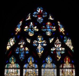 Kathedraal van Chartres, glas-in-lood: de Vendome-kapel, hoog detail dat de kruisiging van Christus en het laatste oordeel voorstelt door French School