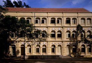 Koloniale architectuur in Vietnam: Detail van de Puginier School, christelijke school opgericht door Monseigneur Puginier, gebouwd in 1898, militaire stijl architectuur door French School