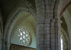 Afbeelding van het roosvenster aan de oostmuur van het zuidelijke transept door French School