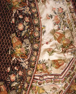 Detail van een magnifiek bruin fluwelen pak, bestaande uit jas, kniebroek en ivoorkleurig satijnen vest, ca. 1760