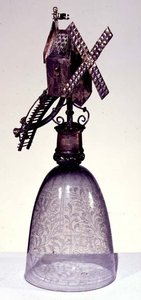 Drinkglas met metalen voet in de vorm van een windmolen, gegraveerd met diamantpunt