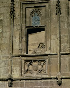 Dummy raam in de ingangsfacade met een figuur van een vrouw die naar buiten kijkt, mogelijk de vrouw van Jacques Coeur, 1443-51 door French School