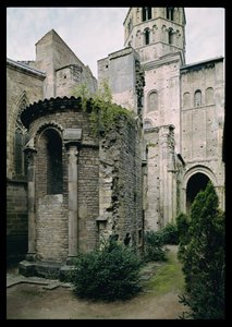 Buitenaanzicht van de apsidiool van de abdijkerk, 1088-1130 door French School