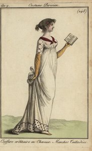 Modieuze vrouw die een boek leest