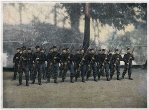 Brandweerlieden van Parijs. Soldatenschool. Bij aankomst in het regiment krijgen jonge soldaten, opgeroepen of vrijwillig aangemeld, militaire infanterietraining. Ze zijn dus goed op de hoogte van alle vereisten van militaire discipline en beter voorbereid door French School