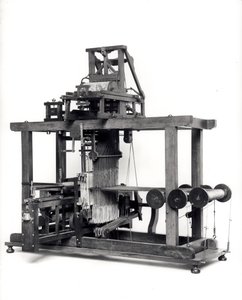 Eerste volledig geautomatiseerde weefgetouw uitgevonden door Jacques de Vaucanson (1709-82) ca. 1745 door French School