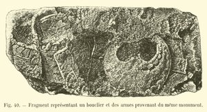 Fragment dat een schild en wapens voorstelt, afkomstig van hetzelfde monument