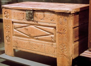 Meubilair: gesneden boerenkist gebruikt om linnengoed op te bergen. 1722. Musée National des Arts et Traditions Populaire, Parijs