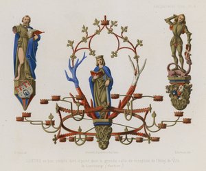 Vergulde en geschilderde houten kroonluchter in de grote ontvangstruimte van het stadhuis in Luneburg