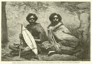 Australische Inboorlingen (provincie Victoria); Een Van Hen Draagt Een Schild Van Eucalyptus Of Banksia Schors