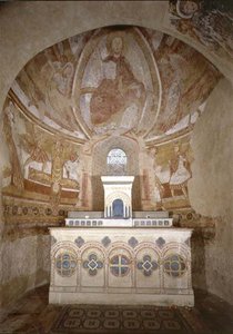 Interieur van het koor met Christus in Majesteit, de kruisiging van Petrus en andere scènes door French School