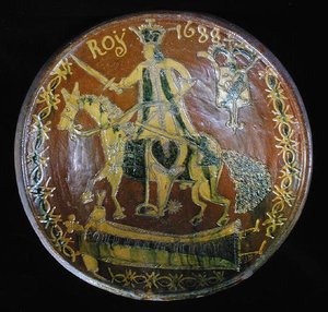 Grote ronde schotel met afbeelding van Lodewijk XIV (1638-1715) te paard, 1688 door French School